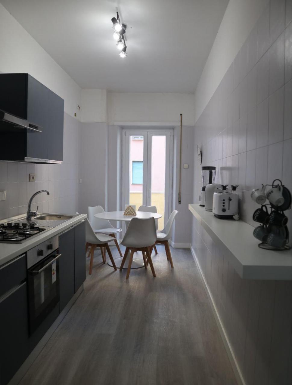 Sara's - Modern Near Metro, Perfect For Families And Groups In Apartment Rom